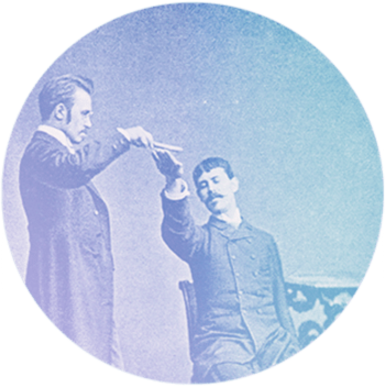 Photo d'époque d'hypnose de spectacle dans les tons violacé/ bleu